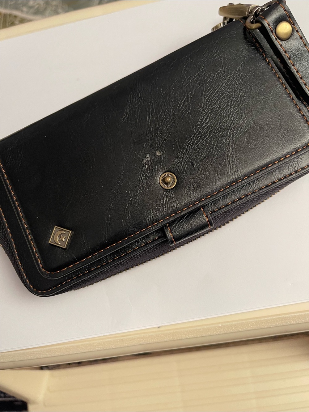 Pur Black Leather Zip-Top Men's Wallet with Brown Stitching